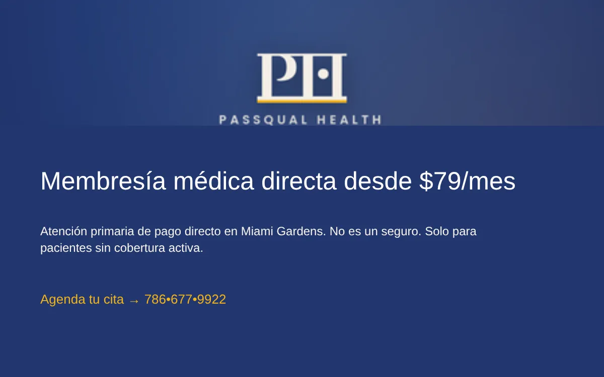 Médico bilingüe atendiendo a un paciente adulto en un consultorio de Miami Gardens bajo la Membresía de PassQual Health