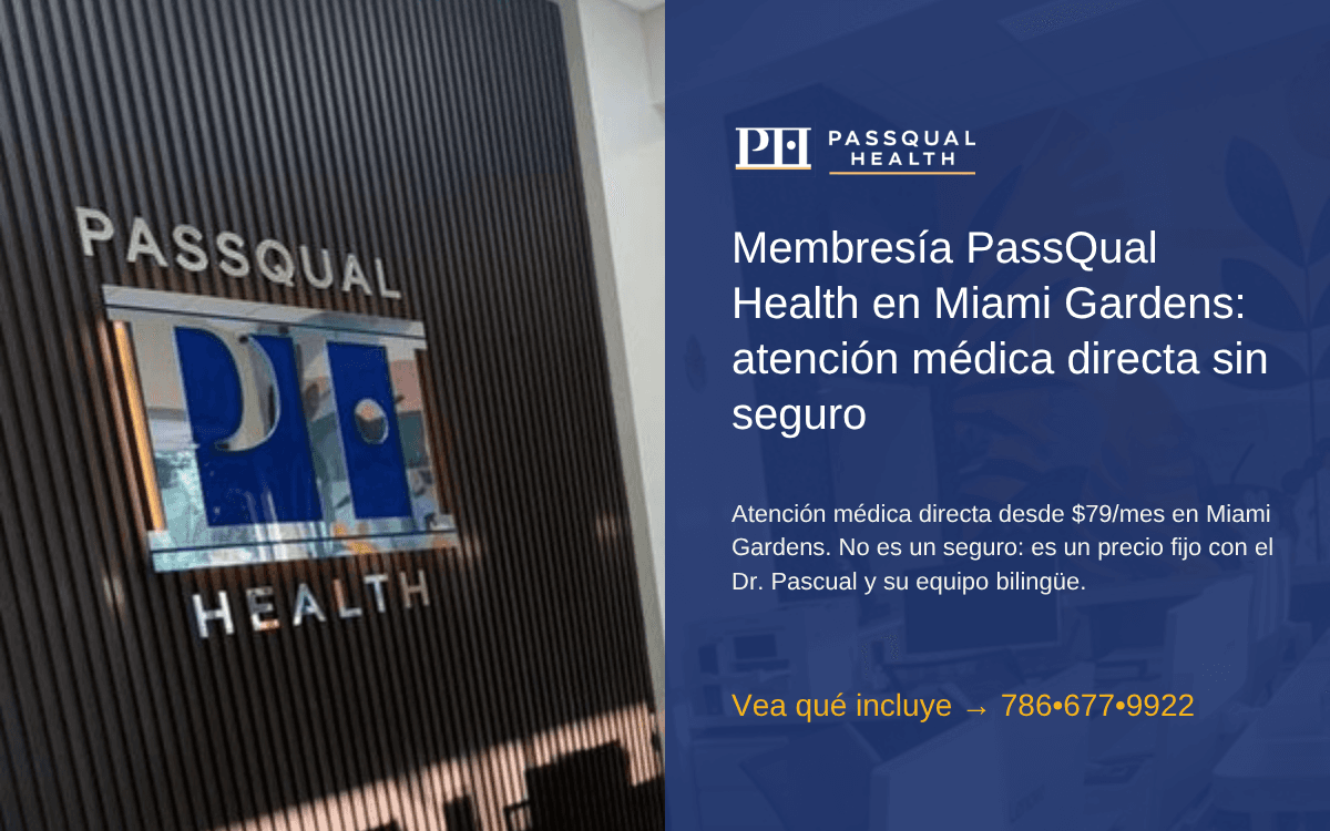 Adulto hispanohablante sonriendo durante una consulta médica en el consultorio de PassQual Health en Miami Gardens
