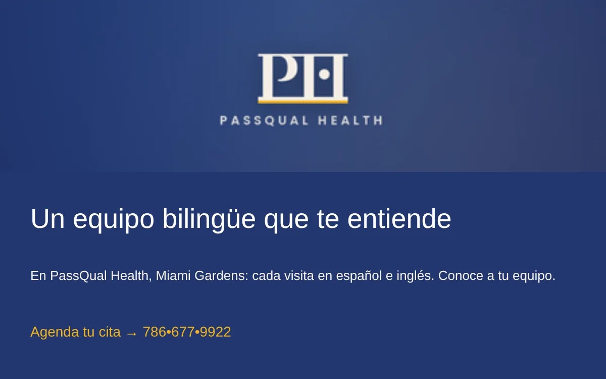 Equipo bilingüe de PassQual Health sonriendo en el consultorio de Miami Gardens