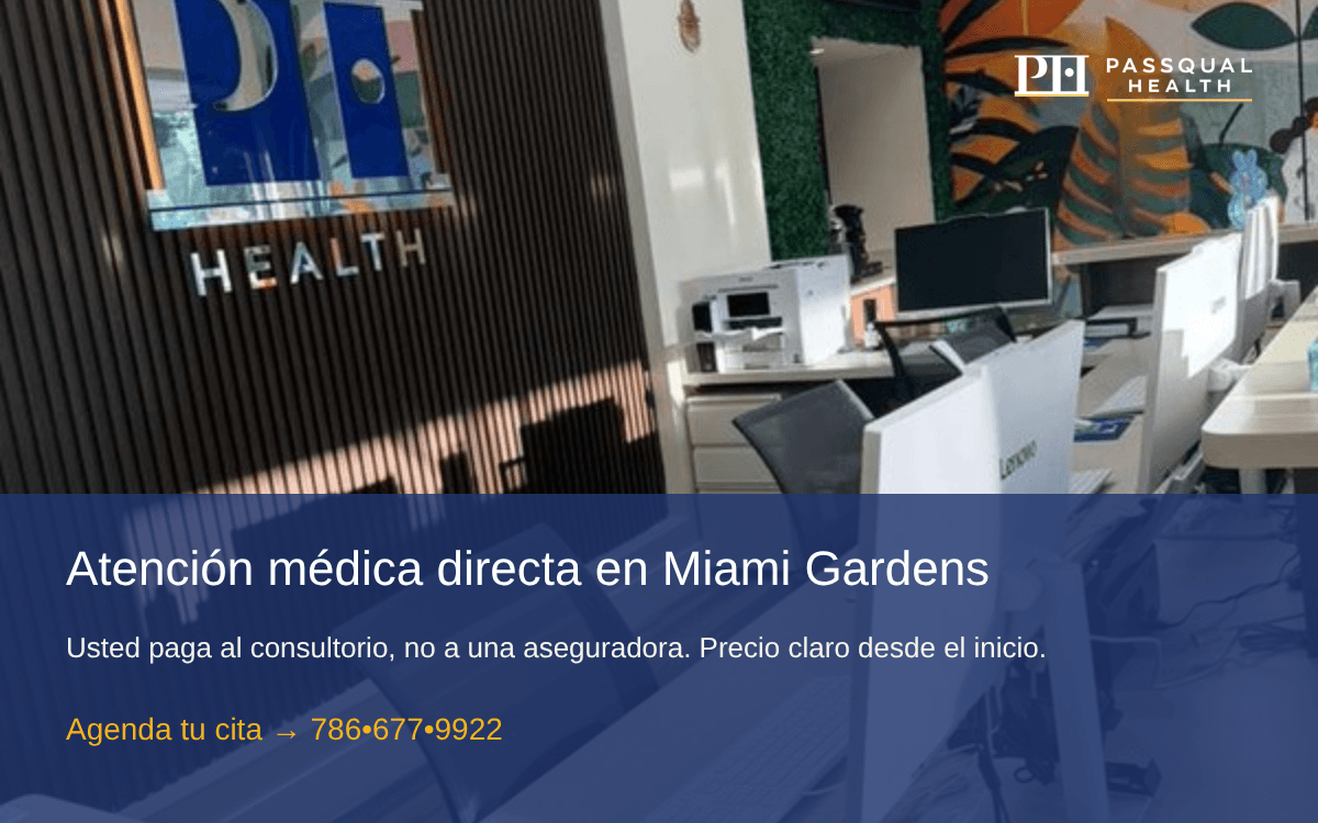 Dr. Hendry Pascual conversando con un paciente adulto en el consultorio de PassQual Health en Miami Gardens